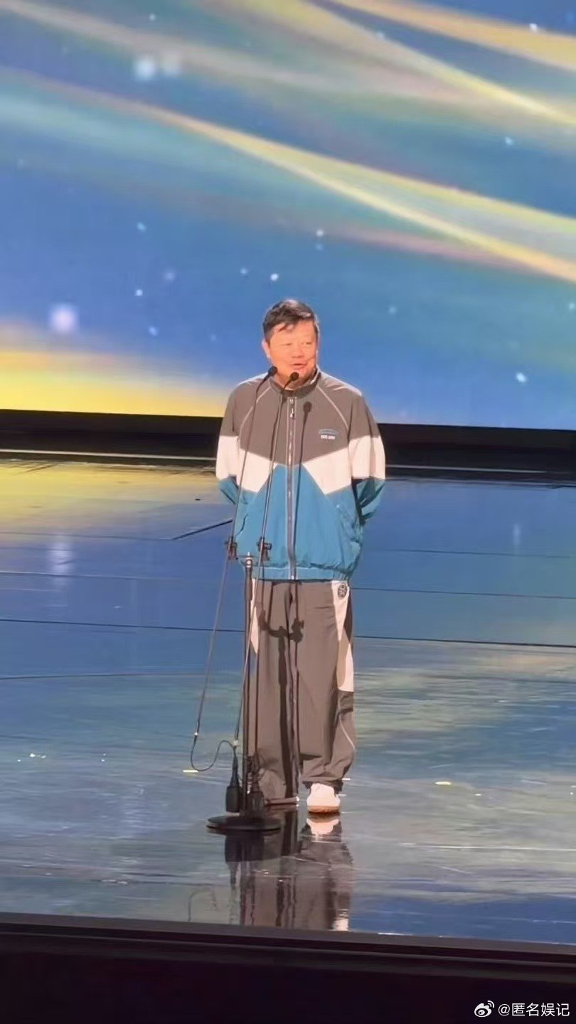 周深鞠躬送马东下台阅文IP盛典瞧瞧阅文IP盛典上周深送马东下台时那执着的鞠躬，每