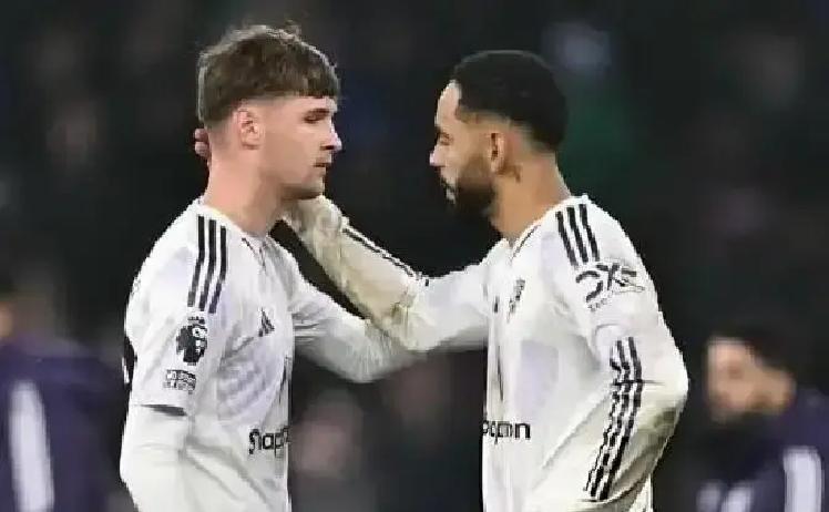 曼联1-2输给维拉。终场哨响，青训主管却在看台上笑了。因为他淘汰了一批人。