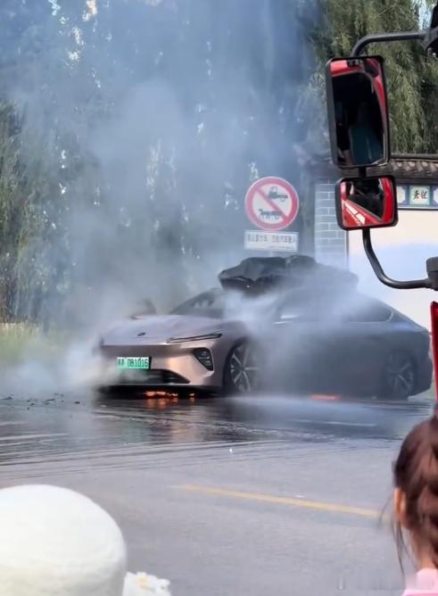 这辆蔚来ET7起火了。电池包看似也没能幸免，那么问题来了，起火原因是什么电池是买