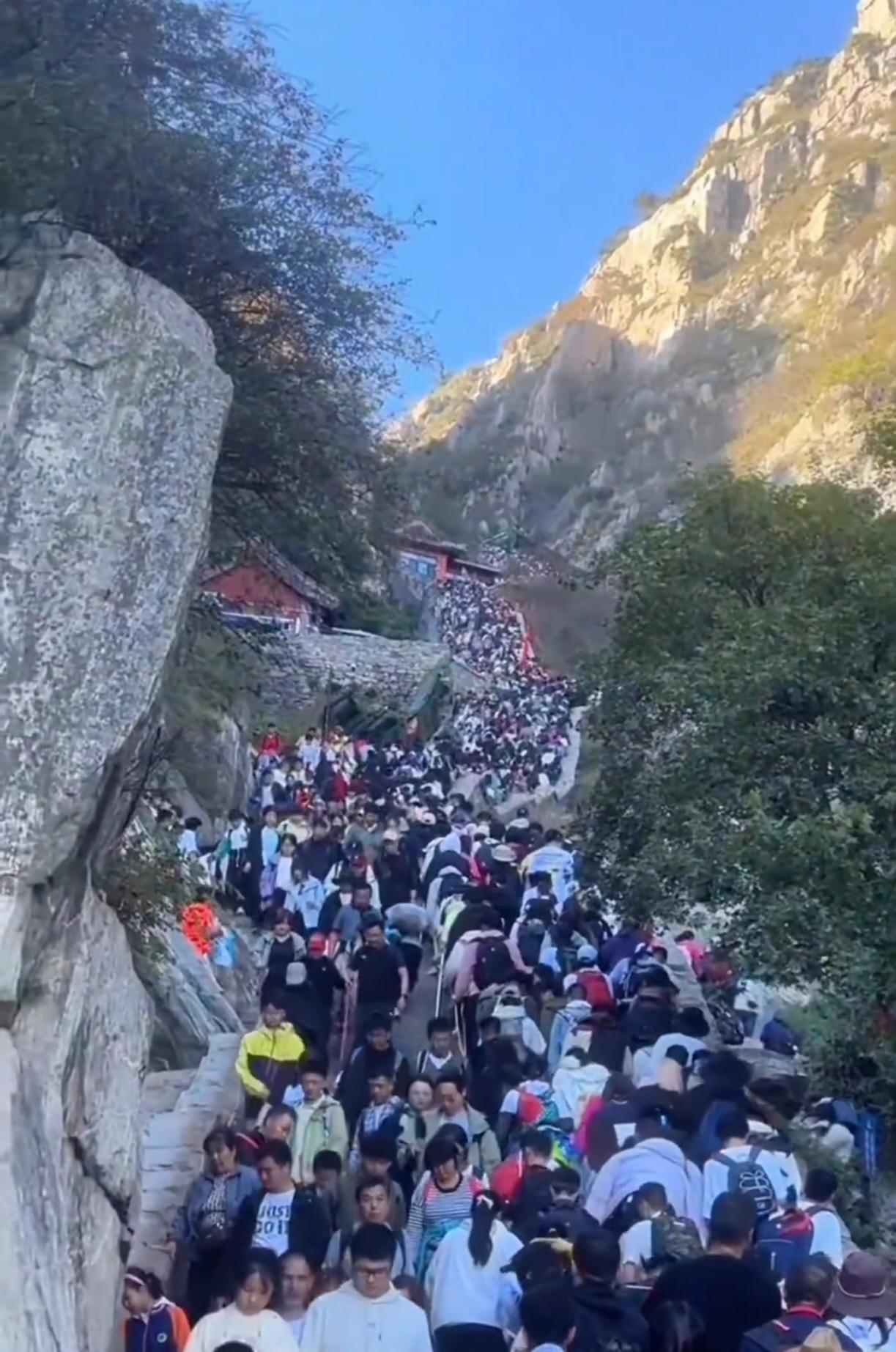 今天刚从泰山下来被挤到怀疑人生？花了800大洋，终于明白了5件事，1、30