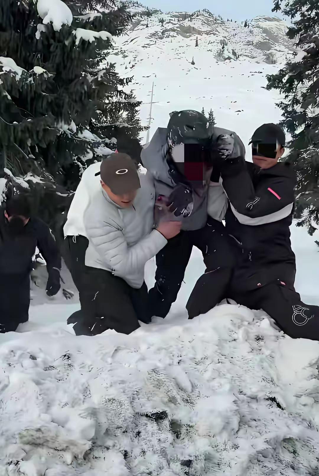 雪豹也是豹啊，不能因为它个子小就觉得它不咬人。去野外，你就是碰到一个猫，它都挠人