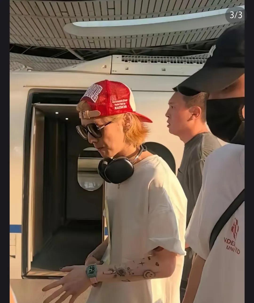 有人说，鹿晗咋瘦成这样了？和之前状态不一样了！还涂了指甲油！虽然以前他个子不高，