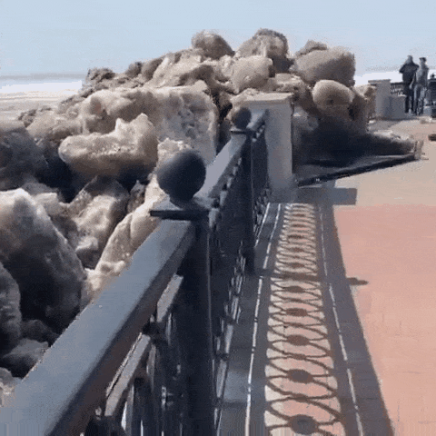 极寒环境下，水面的冰层被大风推向岸边，形成了罕见的“冰海啸”，威力恐怖如斯...