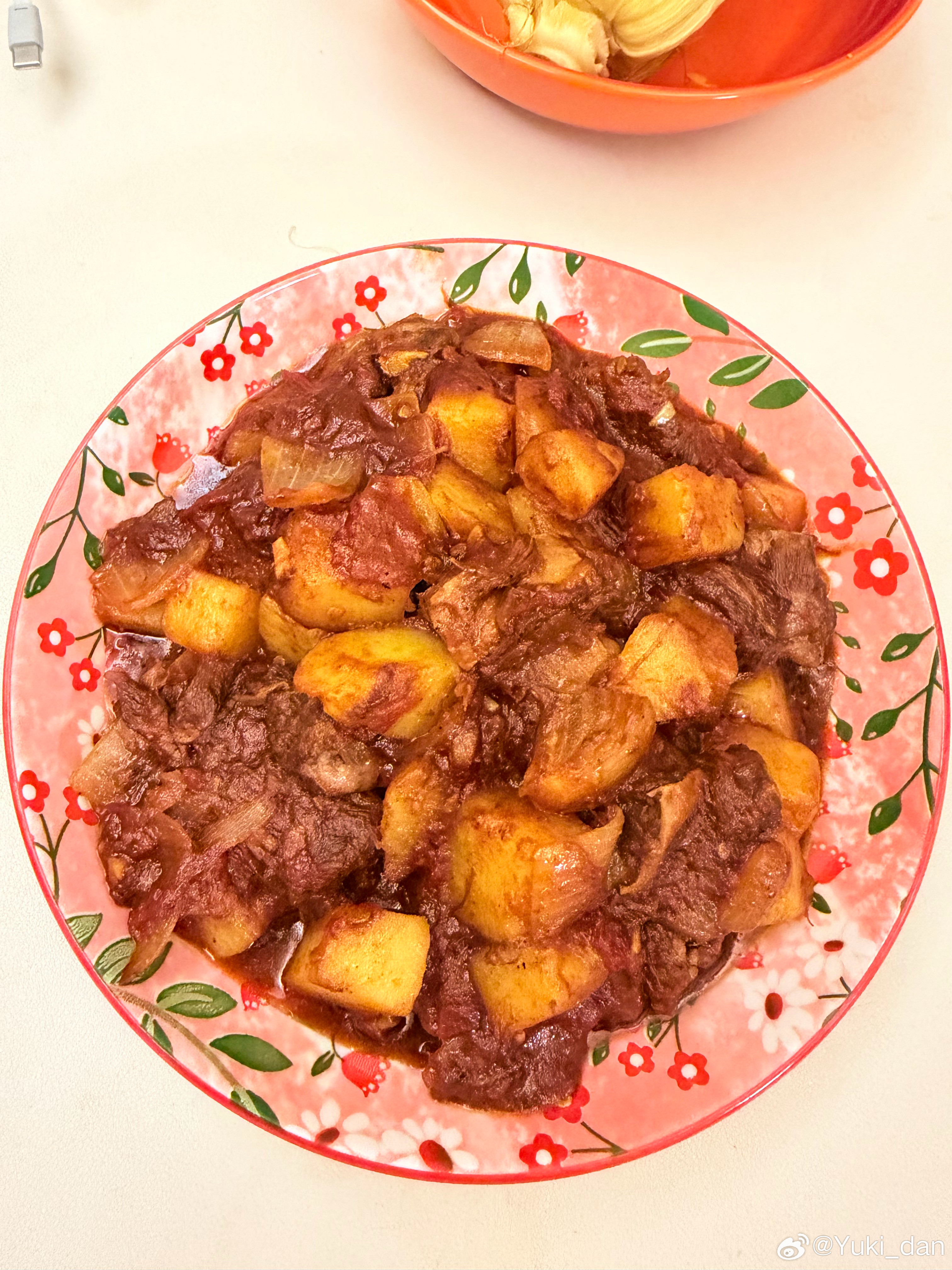 起来没闲着一直在干活，洗衣服收拾屋子做饭[捂脸哭]。俩娃一人点一个菜，番茄土豆牛肉，水煮肉片，水煮肉