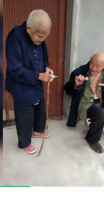 一早上被“101岁的两位老人打架”的视频给暖到了。农村生活的101岁的老两口