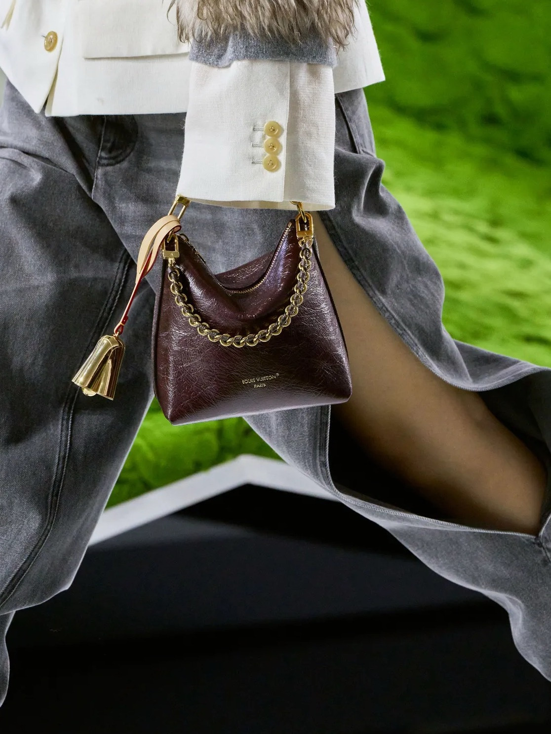 LV秋冬女装秀包包分享：在LV秋冬女装秀中，NicolasGhesquièr