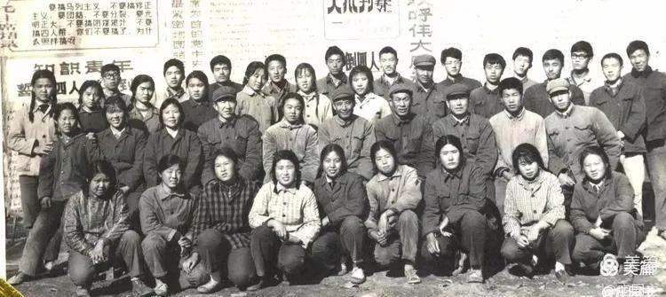 【老照片】1974年,北京大兴县同心庄大队的知青合影。他们是来自丰台区的北京十二