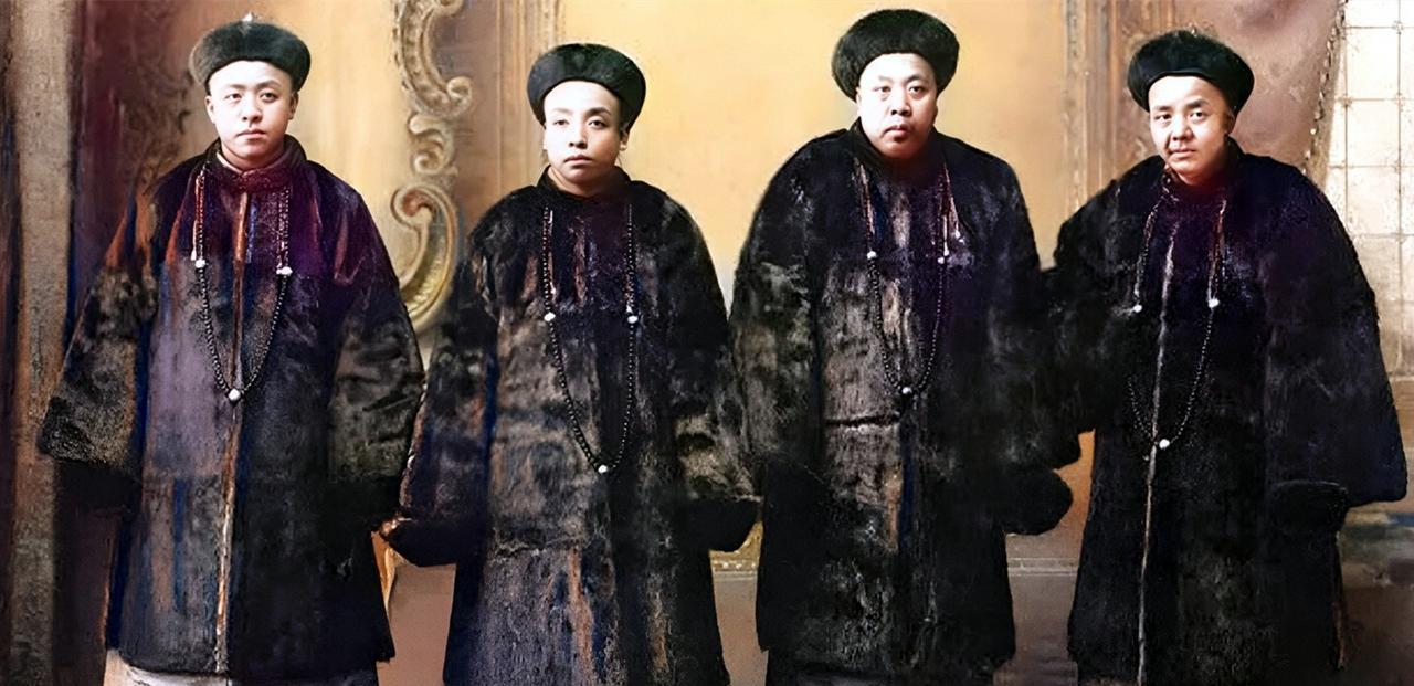 这四位身穿端罩的官员都是走科举之路登上朝堂。最左边的官员曾是光绪十八年殿试一甲第