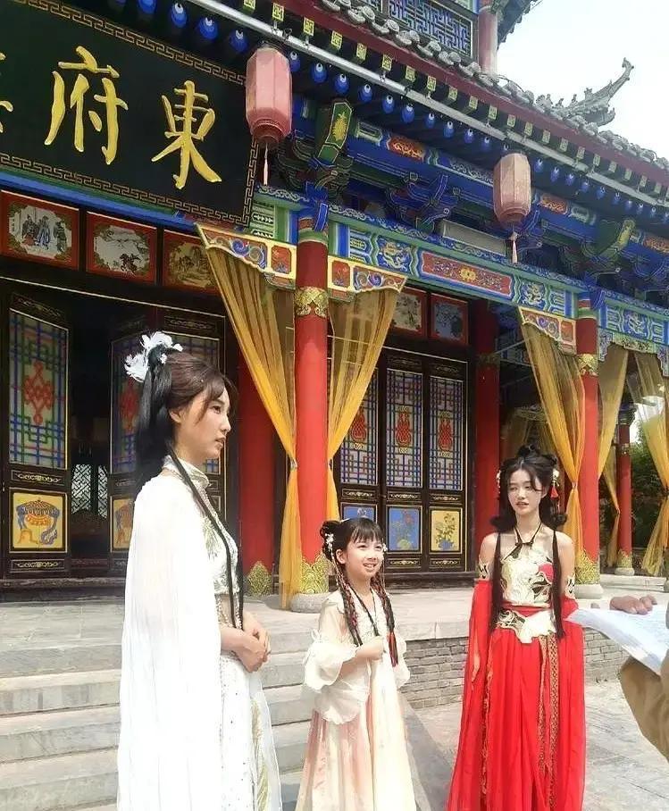 50亿砸进渭南！张艺谋把2000亩地变成片场，一年能挤进100个剧组，直接