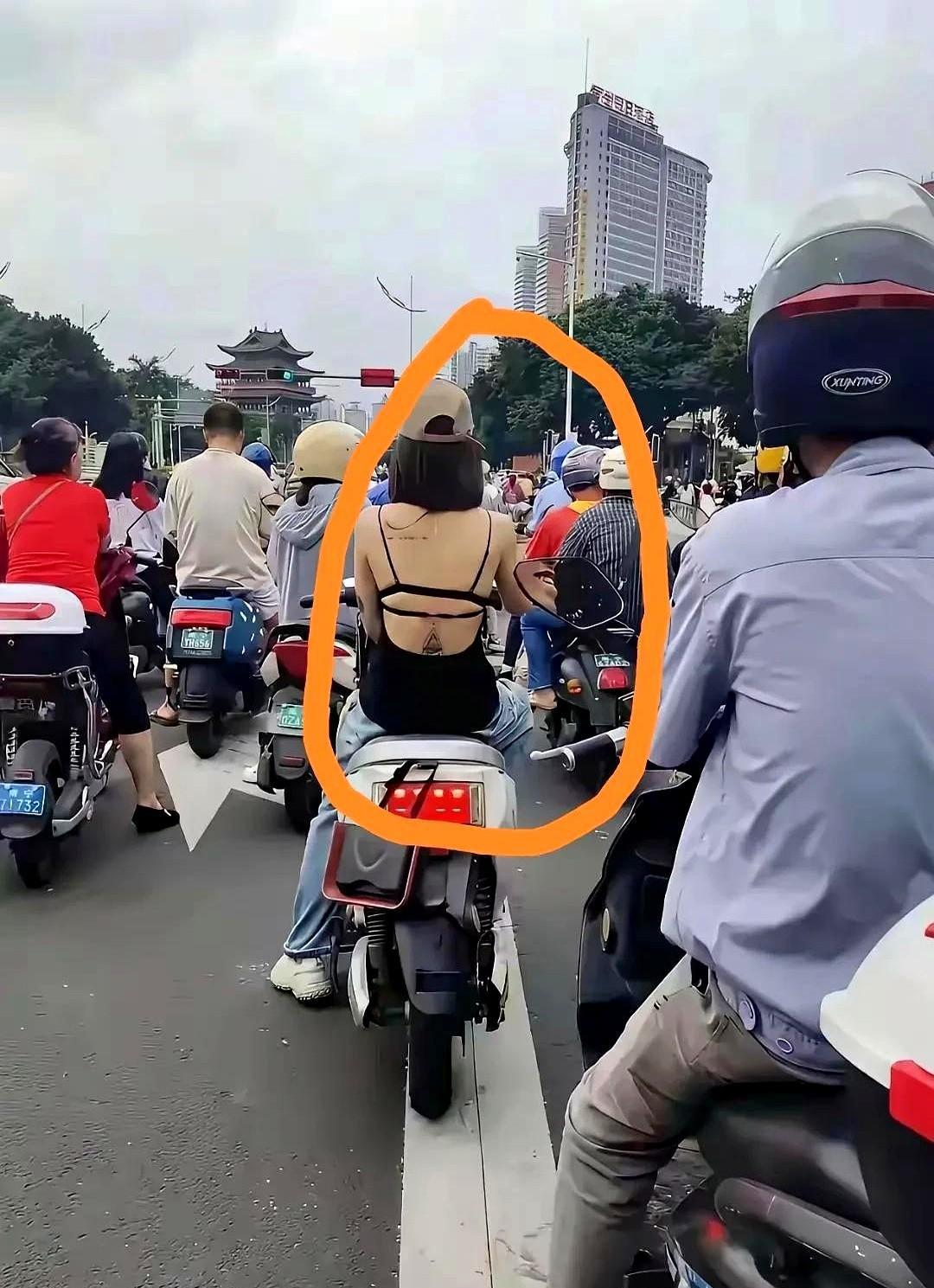 时尚潮流老太太#年轻人看着很正常，老年人看到很时髦。现在女人真的很开放……前