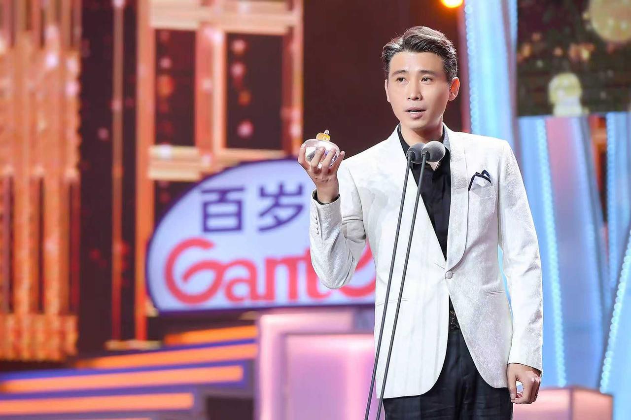 “当年我妈让我自费上中戏，说要让老师后悔。现在，他们真后悔了。”这话从李乃文