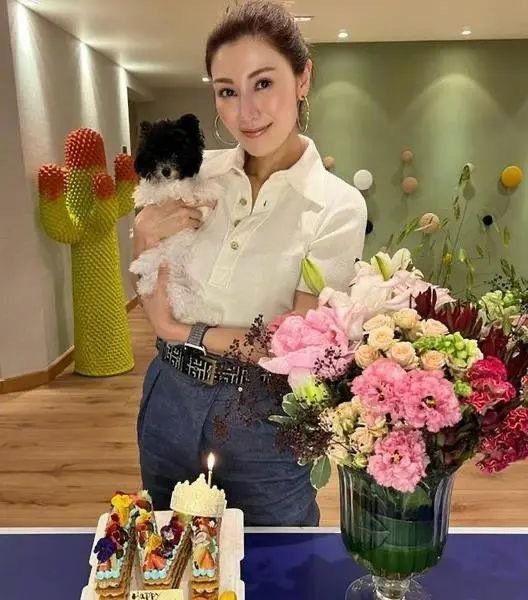 54岁李嘉欣生日生图惊全网！豪门养颜术VS医美脸，这状态谁敢信​​​