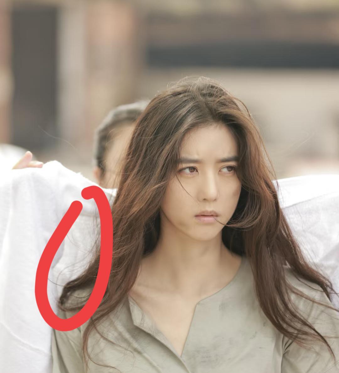 深扒历史才发现李凯馨的行为早有预兆。首先，她母亲曾当街殴打司机、生父入狱这事
