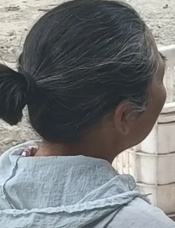 我的门店房东是个地地道道的干万富婆，50多岁，从来没染过头发，从来没戴过三金，十