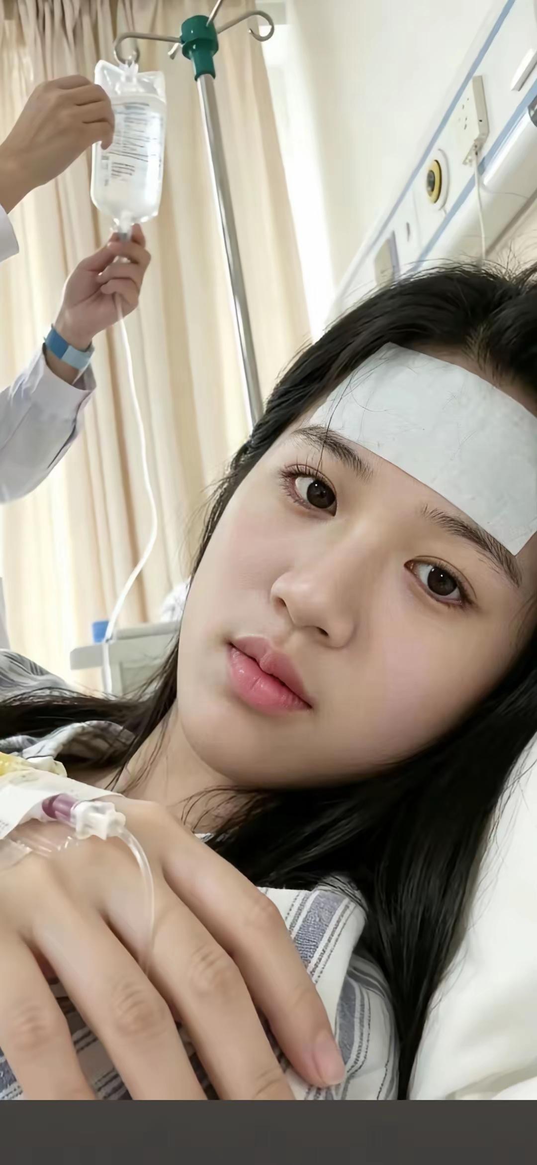 女子吐槽说，离婚后住院十几天了，她发了朋友圈，婆家人没一个人来看她，娘家人也没人