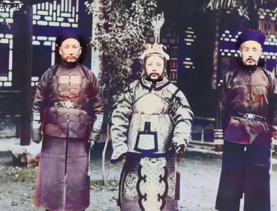 早年袁世凯任山东巡抚时的一张留影。