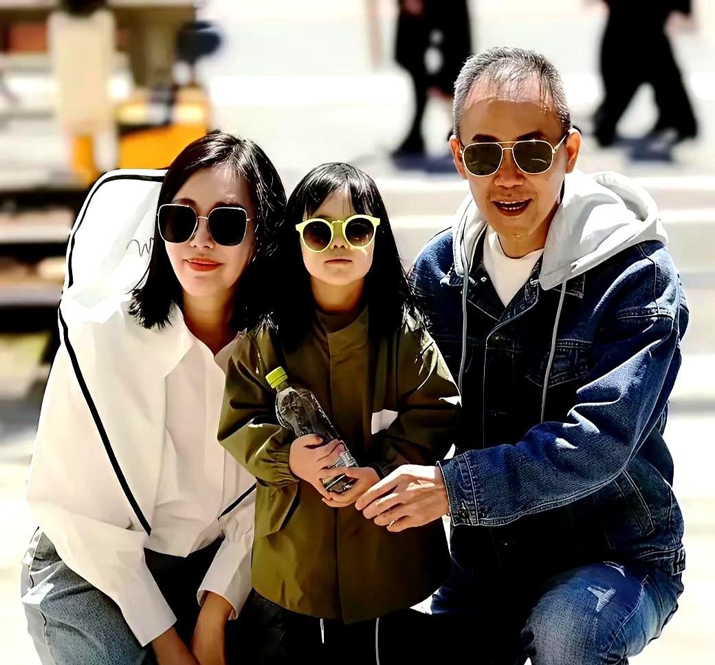 74岁王石晒全家照，网友全盯着他眉毛：黑亮得跟小30岁老婆抢镜！有人猜植眉、