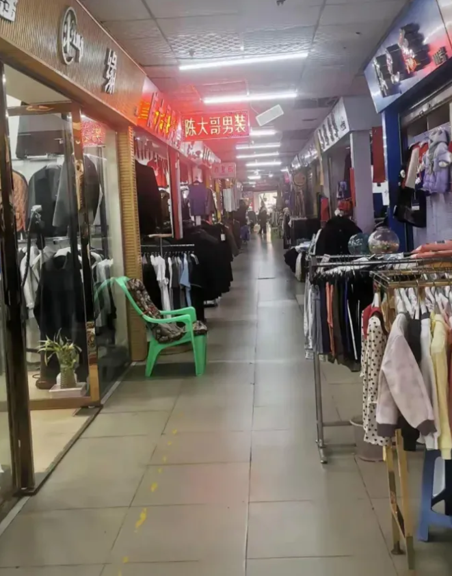 为什么唯独在我们中国，电商彻底干趴了实体店？这么说吧，同样的东西，网上卖3