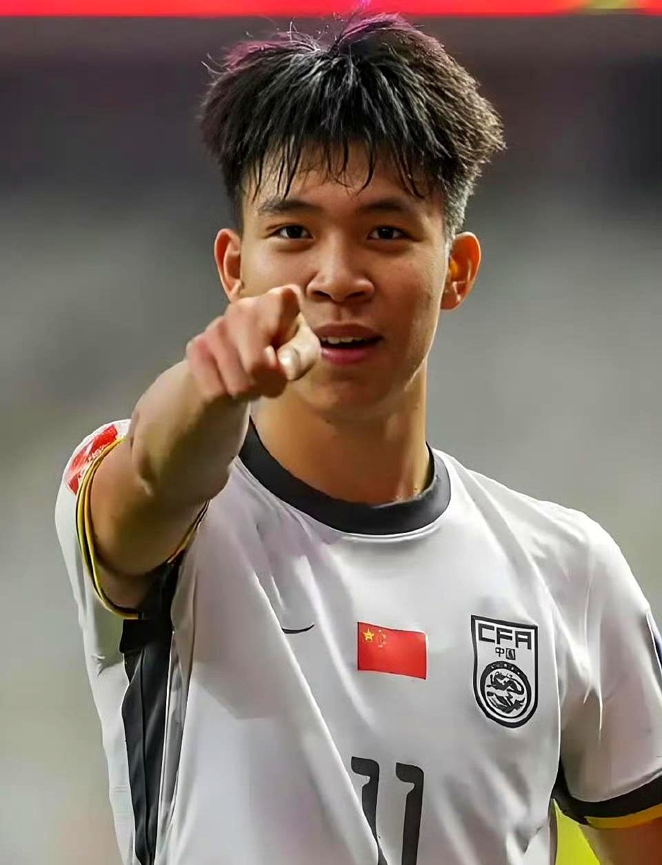 19岁，身价150万欧！王钰栋把越南后卫晃倒那一下，看台上的德国球探尼克直