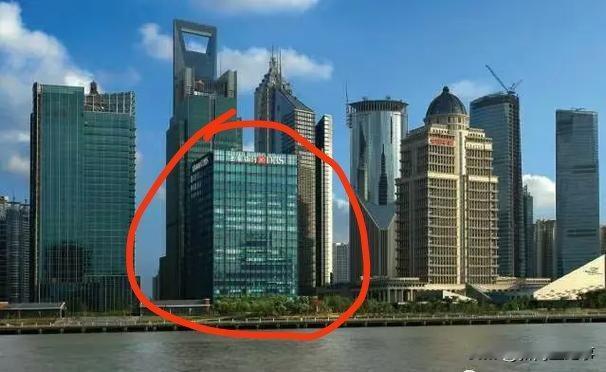 拼多多抄底房地产。继上个月5亿元在雄安买楼开公司以后，又在上海花了33亿元买入一