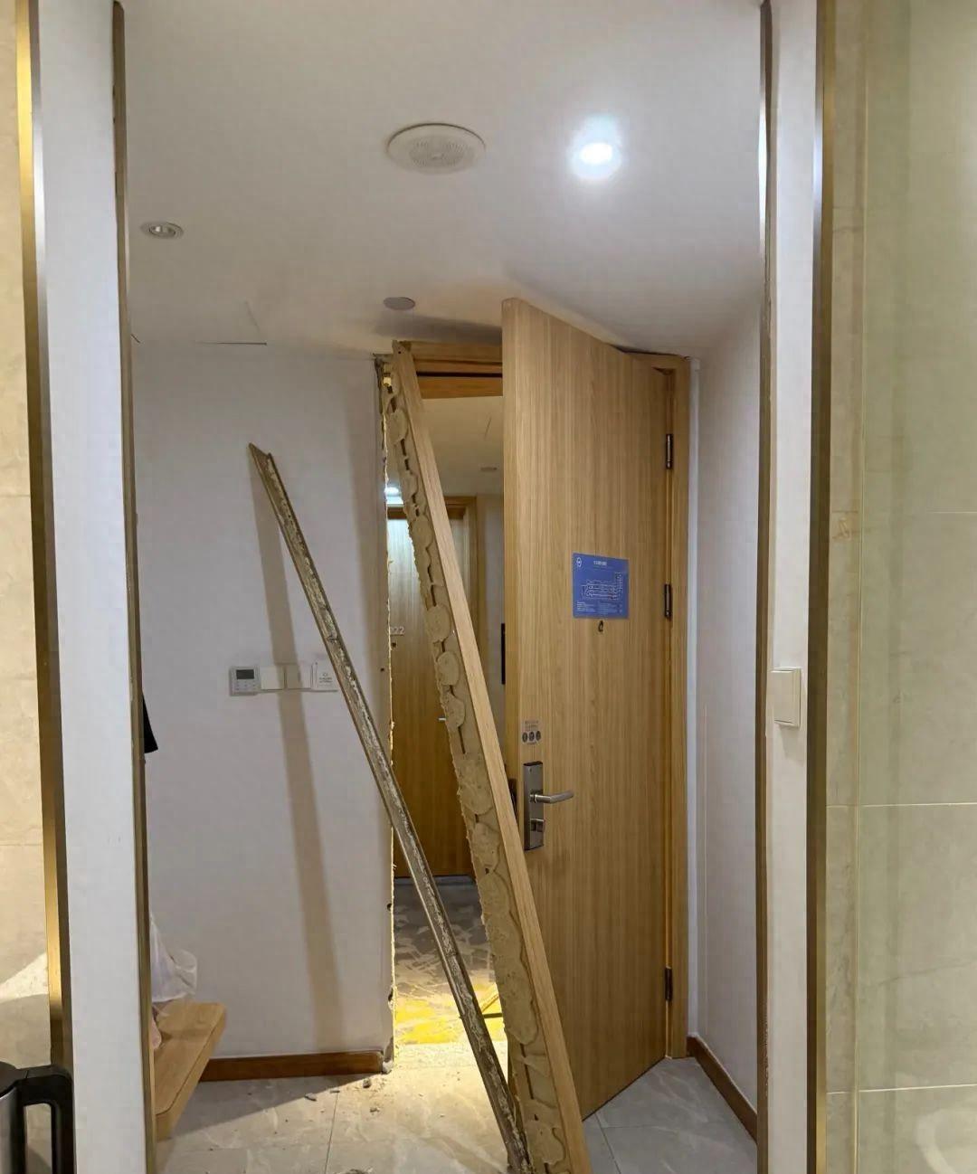 “闹大了！”浙江，一位男子出差杭州住酒店，正在洗澡时突然遭名一陌生男子狂踹房门四