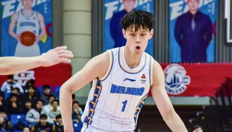 中国篮球这回真争气了！近20名球员集体登陆海外联赛，杨瀚森冲击NBA首轮，余嘉豪