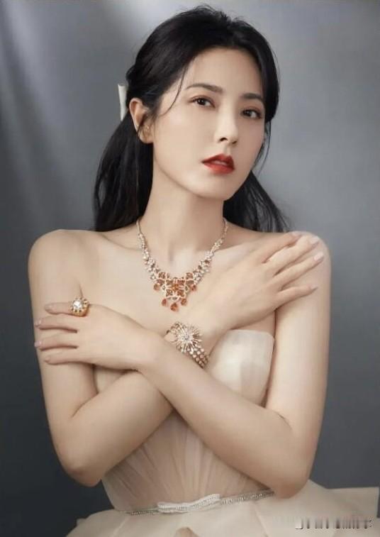 再美的词也形容不了这个曾黎优雅的气质,曾黎确实漂亮，无可挑剔的美,不愧是几十年