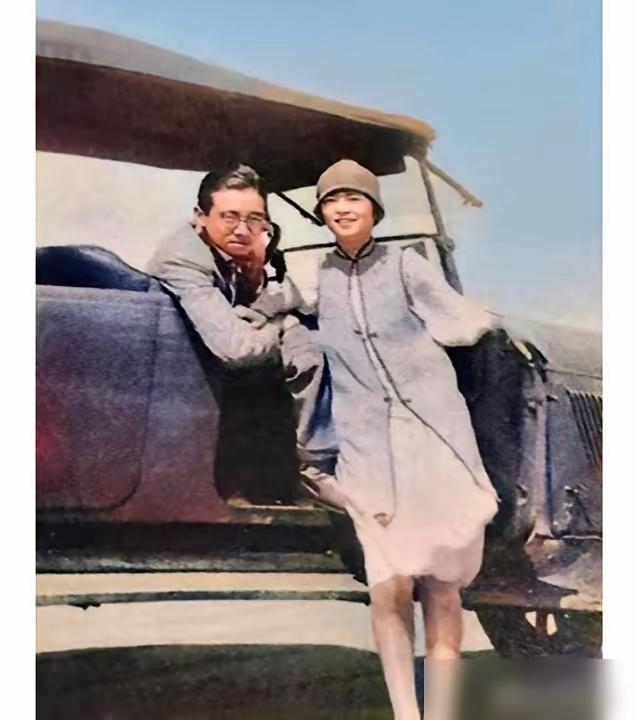 1928年梁思成和林徽因的欧洲蜜月照，展现出不一样的他们。在甲板合影中，梁思成梳