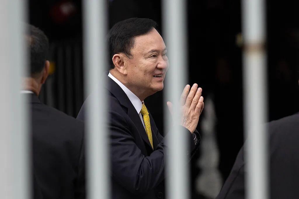 77岁他信惊天反转！刑期没坐满直接获批假释提前出狱，泰国政坛风云再起，新一轮大乱