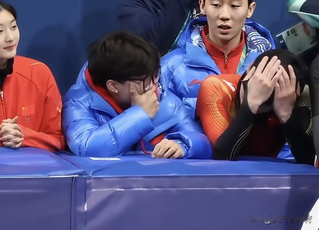 林孝峻自责到抱头难过，一旁的李文龙哭了！中国短道速滑无缘领奖台，参加了1/4决赛