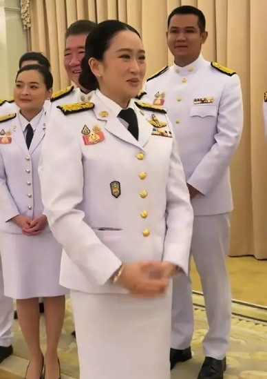 佩通坦一下子拿住了洪森和泰国反对派的七寸，就是娱乐综合体合法化。所以，洪森急了，