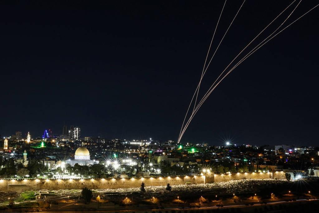 伊朗发动新一轮反击，这次的反击更具系统性，协同发力，目标明确，美军已后撤，伊朗已