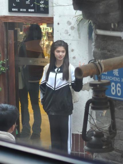 少女果然还得是少女来演！艾米新剧路透生图好漂亮，脸颊上的婴儿肥甚至都没褪去。