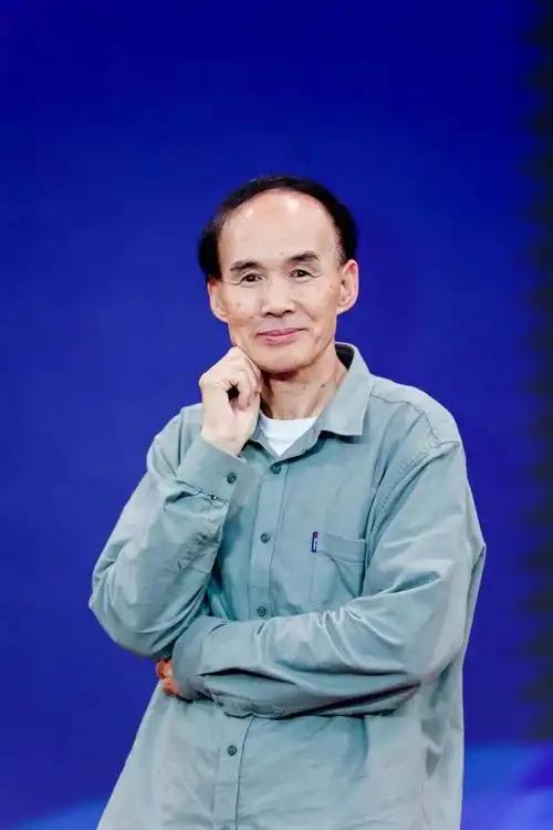 复旦大学梁永安教授说：“上班的意义是什么？喝单位的水，用单位的电，单位的厕所上了