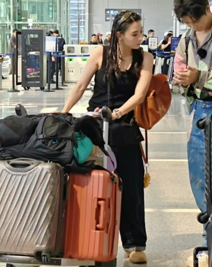 谢霆锋估计又头大了，这次不是因为王菲，也不是因为他儿子，是因为张柏芝做了个大举动
