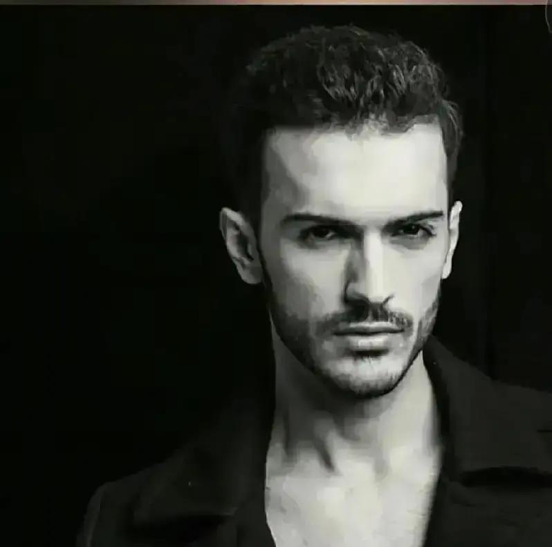 12年只签一家，他赚了别人三辈子钱2012年，罗兰多被于文红一眼相中。别的