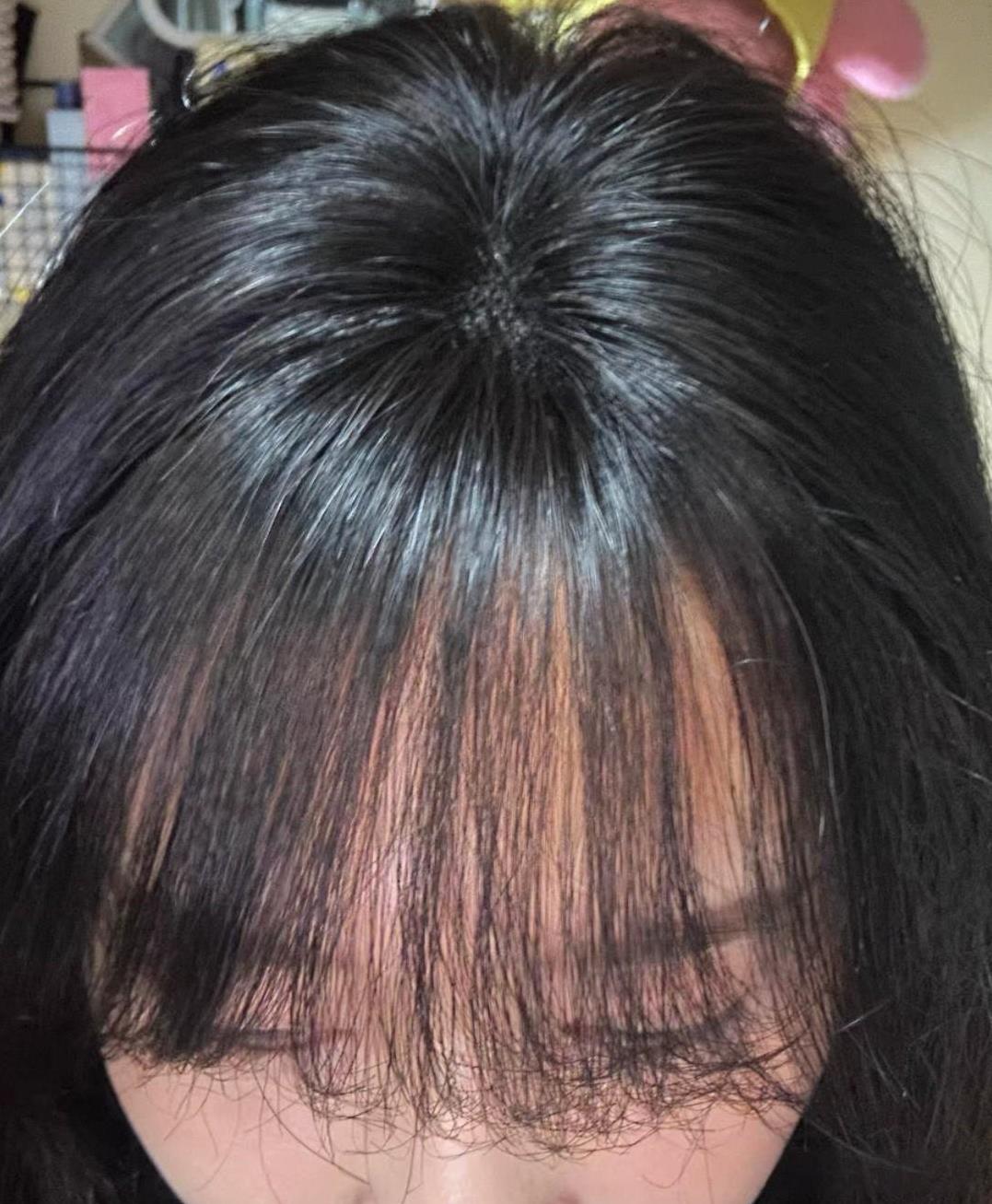 发现了吗？但凡显年轻的人都有一头浓密乌黑的头发。放眼望去，现在很少有人到了中年