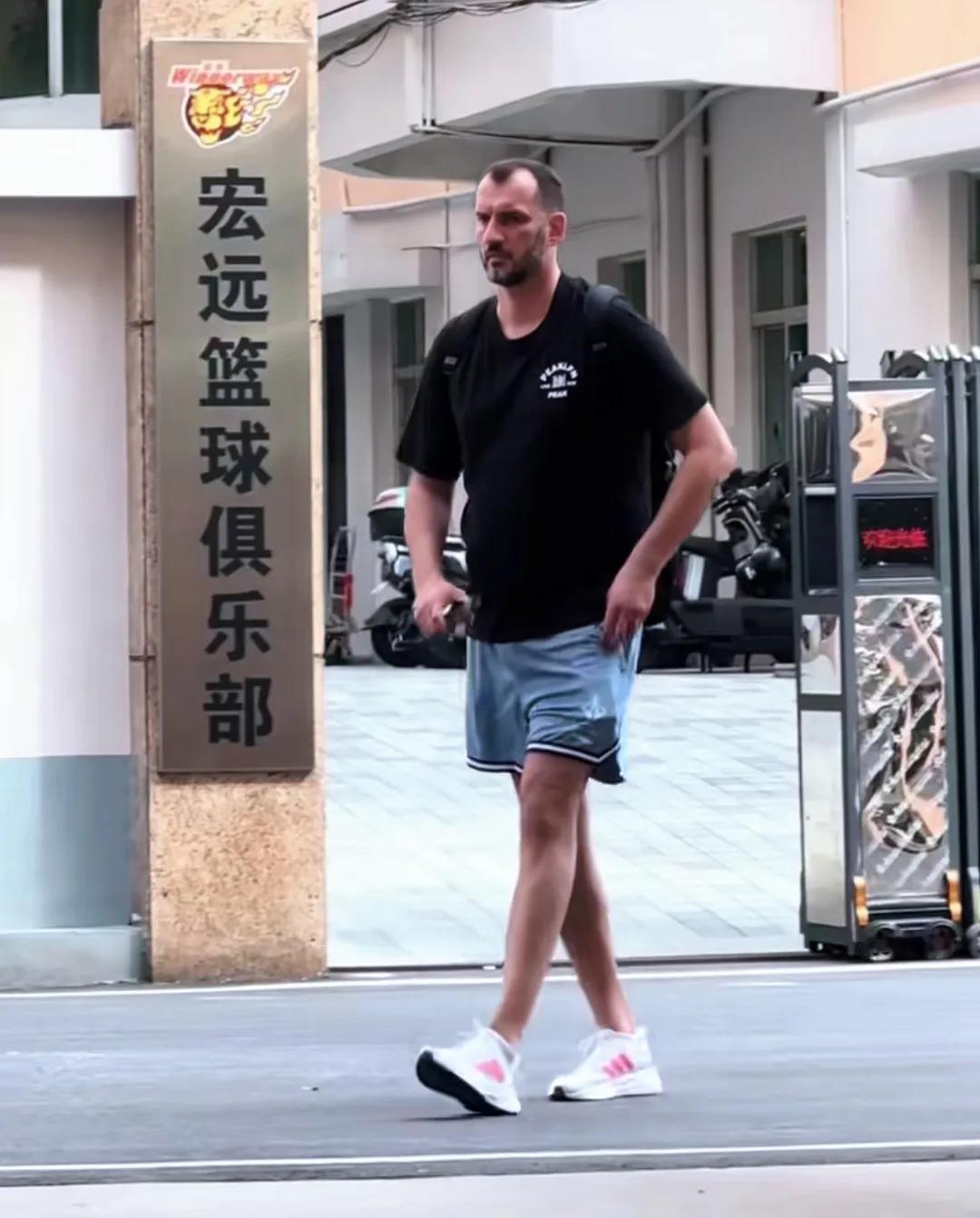 宏远酒店朱雀房间，这是陈海涛专属，今天和球队助教拉多维奇共同迎接一个朋友，他叫黄