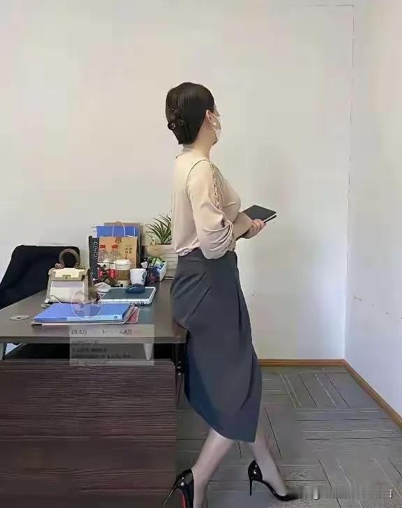 不懂就问：公务员在上班的时候，可以穿这样的高跟鞋吗？