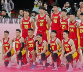 中国日本男篮半决赛裁判全是熟人诺贾姆去年亚洲杯吹了中国男篮半决赛和决赛，对郭士