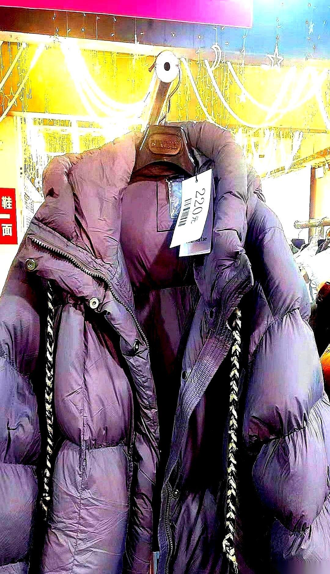 老板指着那件羊绒衫，嘴一张：“三百八。”我眼皮都没抬，直接把手机往旁边桌子一放