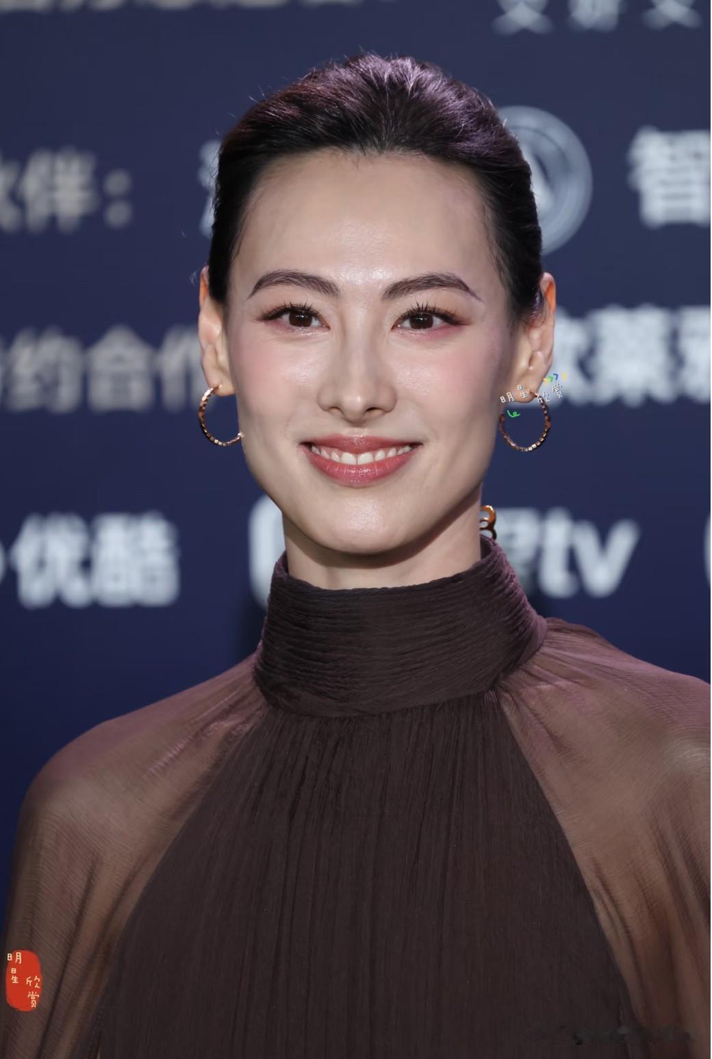 她14岁被杨受成签入英皇唱片公司，19岁嫁入豪门，三年为李泽楷连续生下三个儿子，