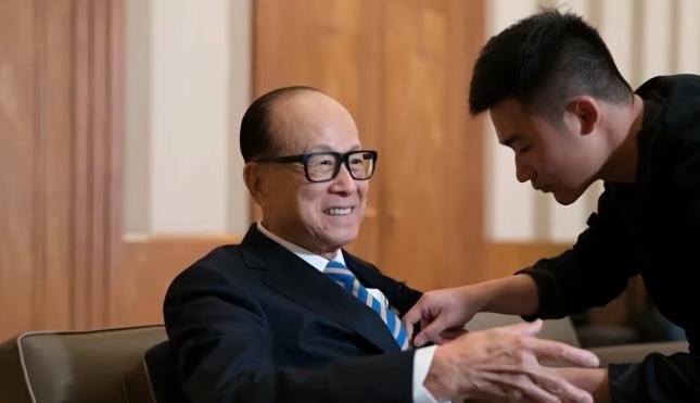 华人首富李嘉诚还差3年就整整活了一个世纪，从民国初活到了今天，比新中国还大二十几