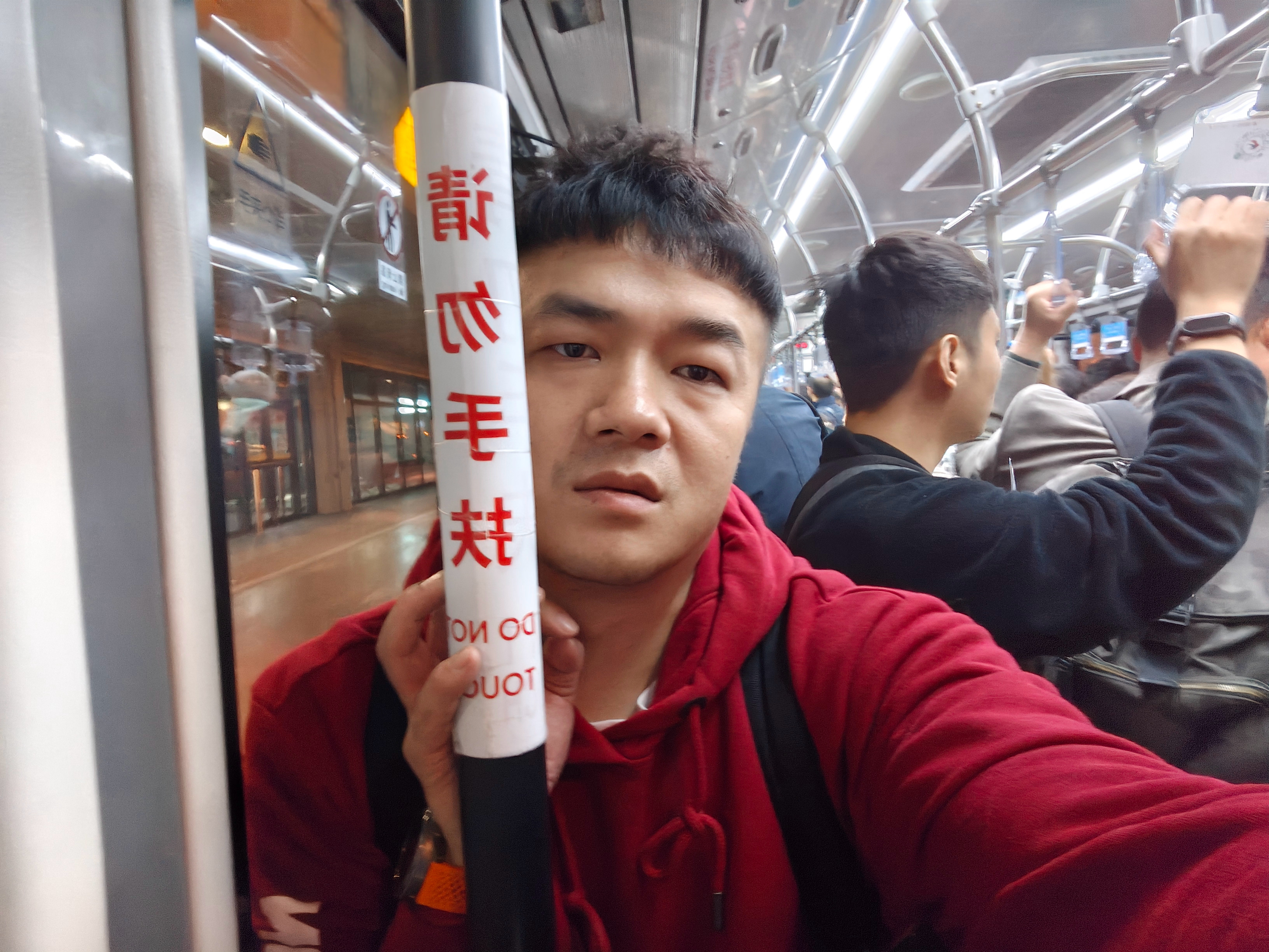 东航，上海虹桥飞北京首都。登机在T2，飞机却tm是在T1，摆渡车绕着整个机场溜达