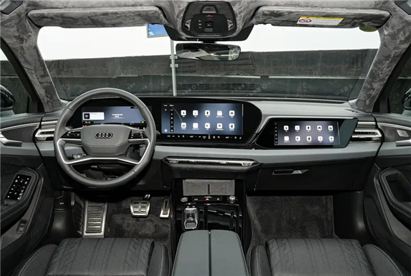 2026款全新奥迪A6L实车已到店。车身看着超过五米了吧