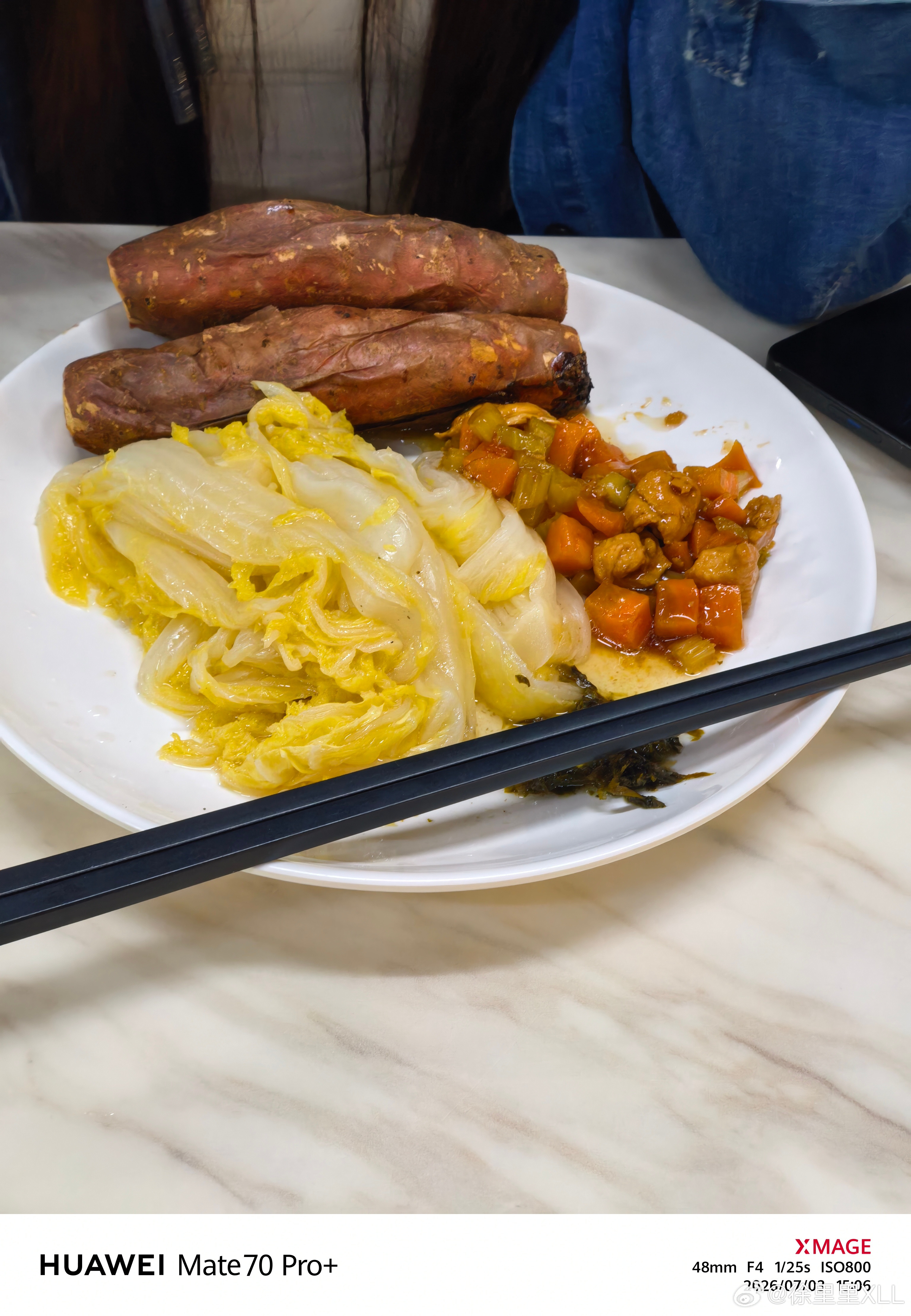 同样是午餐。图1是我的饭量。图2是...南航的这个红薯是真好吃。