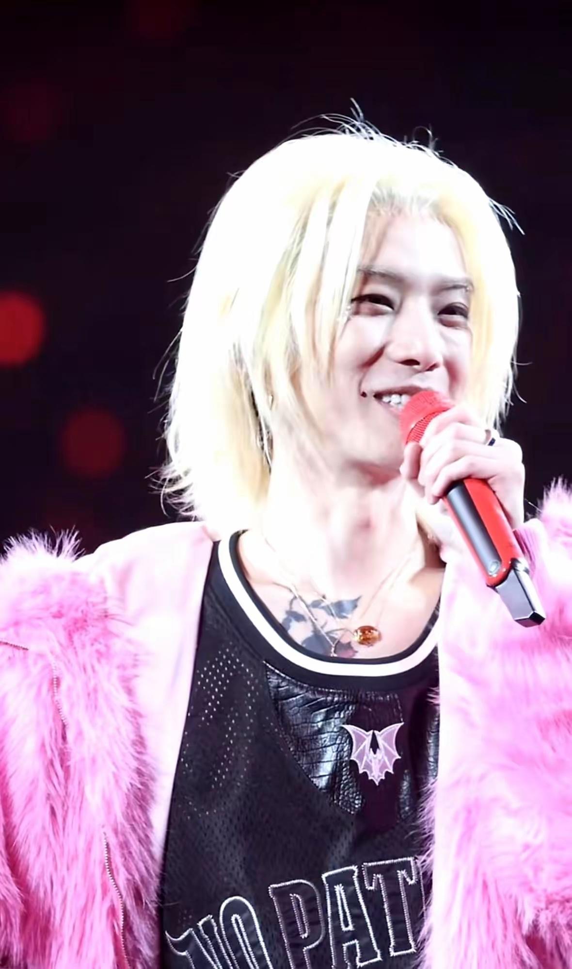 这年头，做个华晨宇的粉丝也太幸福了吧！以前明星开演唱会，常规操作就是租个体育场，