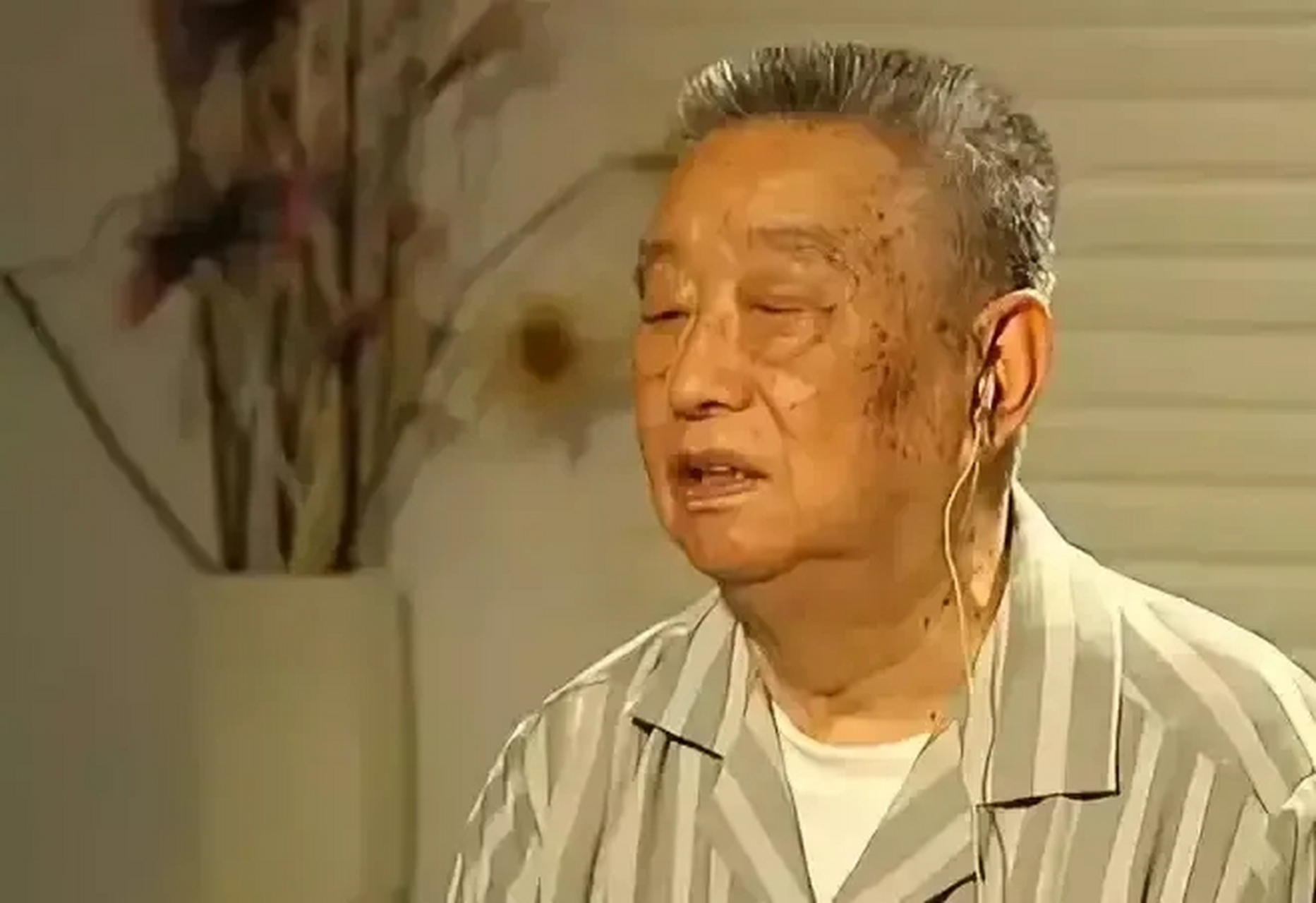 1943年，日军空袭时，18岁战士宋岭春仰面躲在草丛里，看飞行员探头出来，当敌机