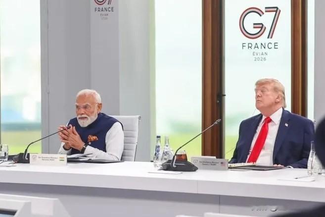 G7峰会，莫迪讲得起劲，特朗普快要睡着了！莫迪又一次在G7峰会上打卡合影，莫迪