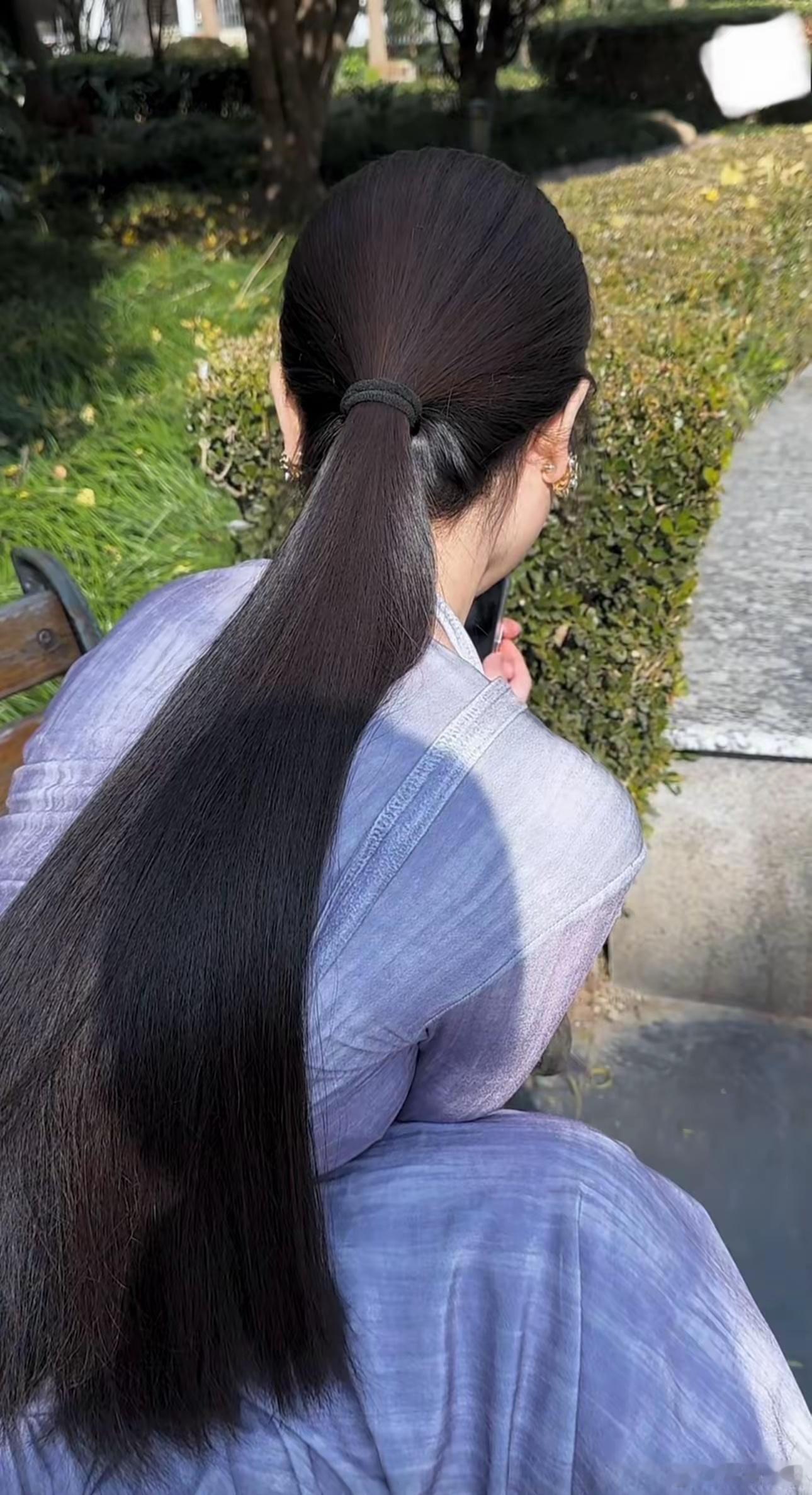 玥姐好羡慕这样的头发，可惜等不长又想剪。[抠鼻]​​​